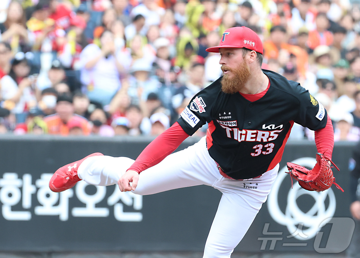 (대전=뉴스1) 김기남 기자 = 12일 대전 한화생명볼파크에서 열린 2026 신한 SOL KBO리그 기아 타이거즈와 한화 이글스의 경기에서 기아 올러가 투구하고 있다. 2026.4 …