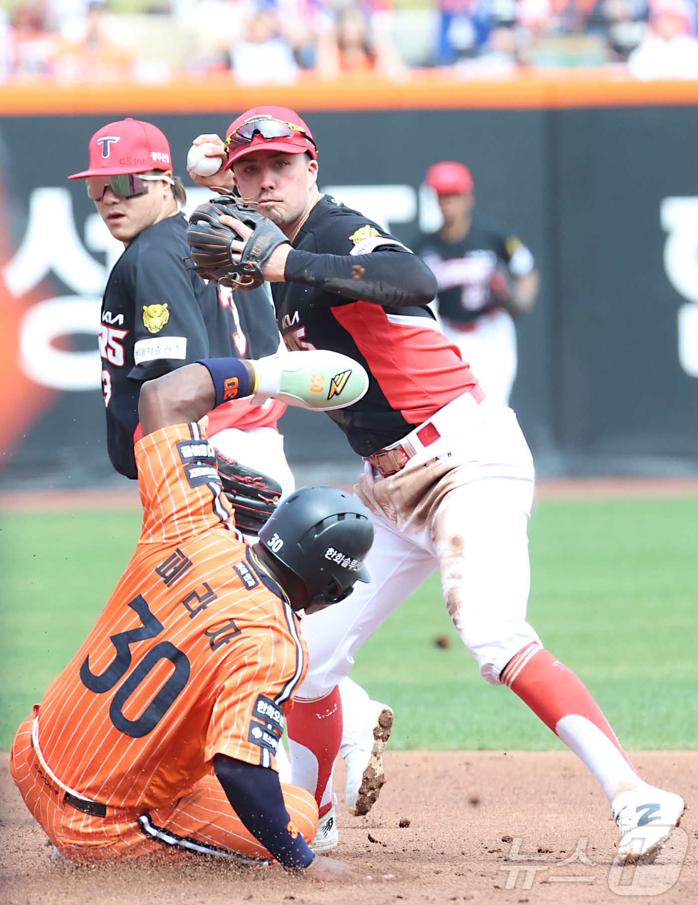 (대전=뉴스1) 김기남 기자 = 12일 대전 한화생명볼파크에서 열린 2026 신한 SOL KBO리그 기아 타이거즈와 한화 이글스의 경기에서 1회말 한화 페라자가 문현빈 내야땅볼에 …