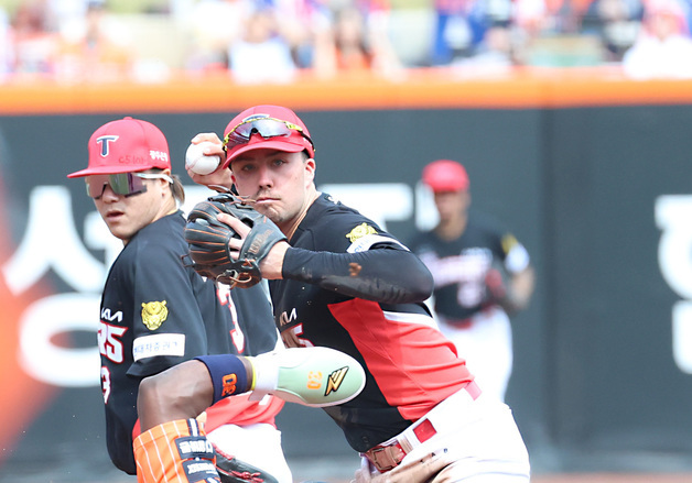 병살 아웃되는 페라자