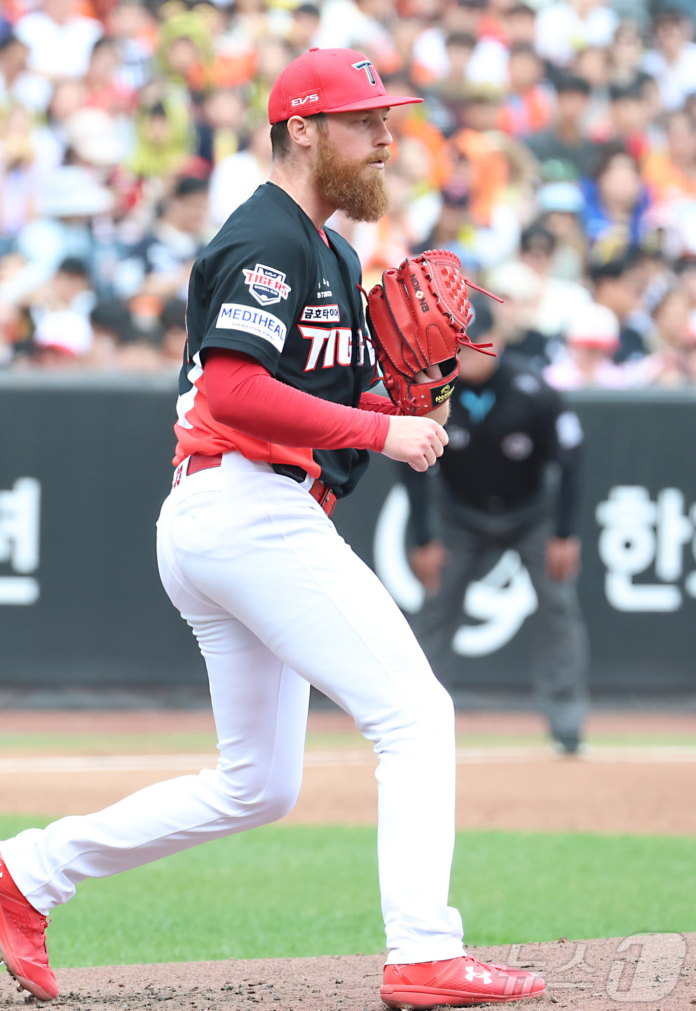 (대전=뉴스1) 김기남 기자 = 12일 대전 한화생명볼파크에서 열린 2026 신한 SOL KBO리그 기아타이거즈와 한화 이글스의 경기에서 기아 올러가 2회 삼진으로 마무리 하며 환 …