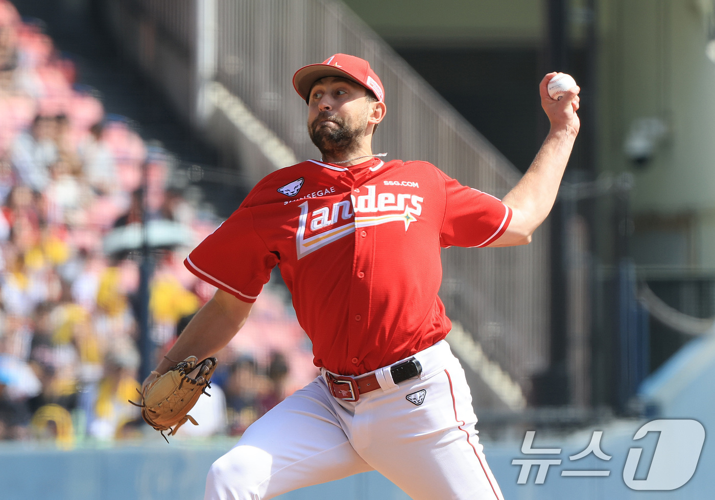 (서울=뉴스1) 임세영 기자 = 12일 서울 송파구 잠실야구장에서 열린 '2026 신한 SOL KBO리그' 열린 SSG 랜더스와 LG트윈스의 경기에서 SSG 선발 베니지아노가 역투 …