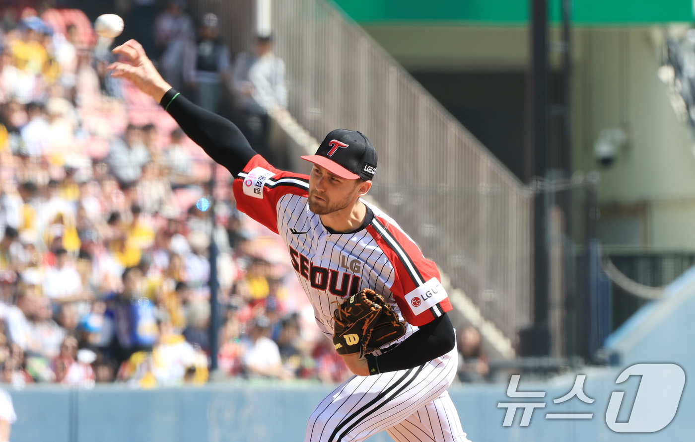 (서울=뉴스1) 임세영 기자 = 12일 서울 송파구 잠실야구장에서 열린 '2026 신한 SOL KBO리그' 열린 SSG 랜더스와 LG트윈스의 경기에서 LG 선발 톨허스트가 역투하고 …