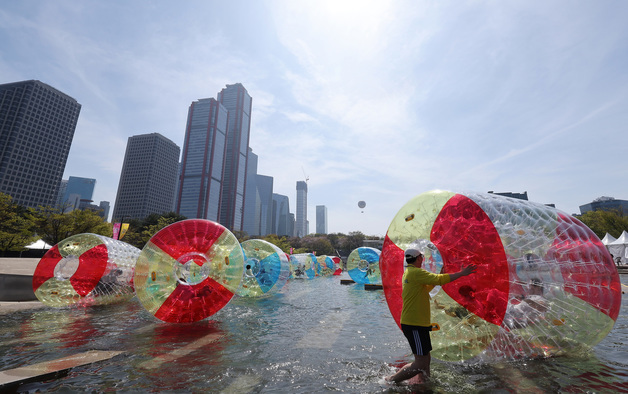 물빛광장에서 워터볼 굴리기