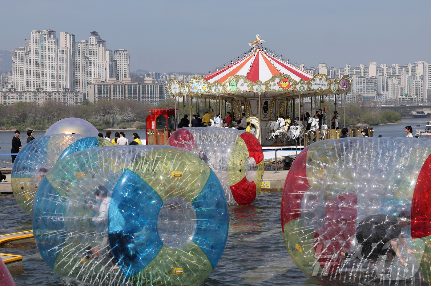 (서울=뉴스1) 김성진 기자 = 12일 서울 영등포구 여의도 한강공원에서 열린 2026 서울스프링페스티벌을 찾은 시민들이 워터볼 굴리기 체험을 하고 있다. 2026.4.12/뉴스1 …