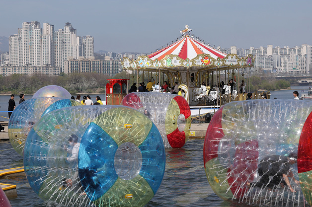 한강 위에서 뛰노는 서울스프링페스티벌