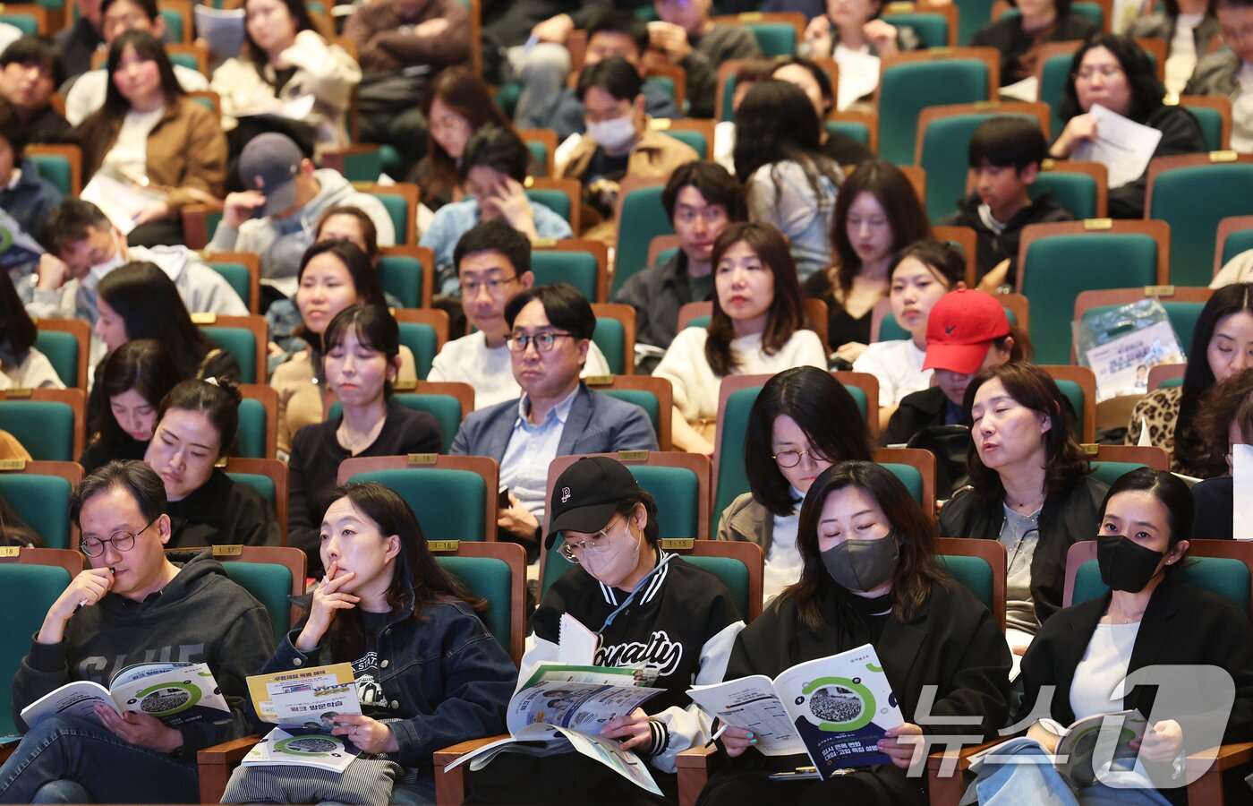 본문 이미지 - 12일 오후 서울 종로구 성균관대학교 600주년 기념관 새천년홀에서 열린 '초중고 의대 및 대입변화 특집 설명회'에서 학부모들이 입시 전략 설명을 경청하고 있다. 하늘교육-단비교육이 공동 주최한 이날 설명회는 지역의사제 도입, 문이과 완전 통합, 내신 변화 등 입시제도에 대응하기 위해 수도권(서울, 분당, 수원, 안산, 인천)과 지방권(울산, 대전, 대구, 광주, 부산, 세종)에서 오는 25일까지 순차 진행된다. 2026.4.12 ⓒ 뉴스1 오대일 기자