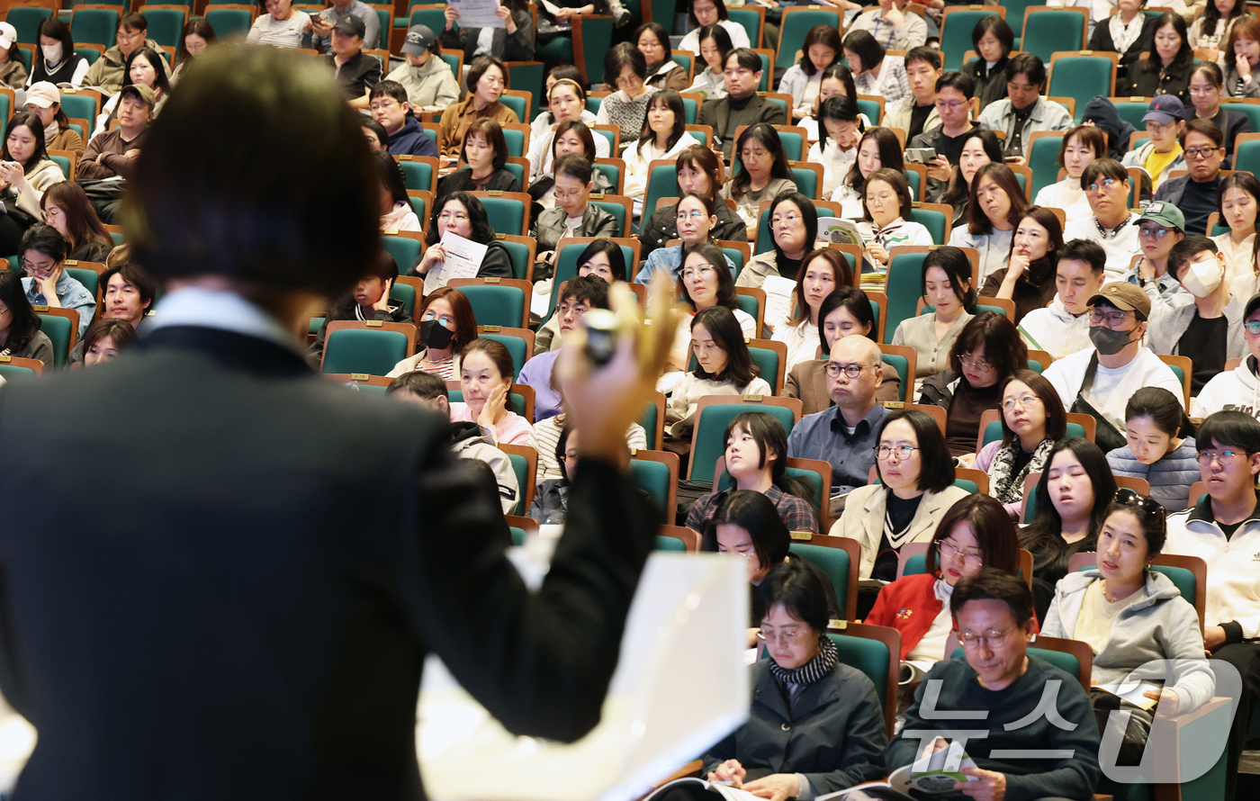 (서울=뉴스1) 오대일 기자 = 12일 오후 서울 종로구 성균관대학교 600주년 기념관 새천년홀에서 열린 '초중고 의대 및 대입변화 특집 설명회'에서 학부모들이 입시 전략 설명을 …