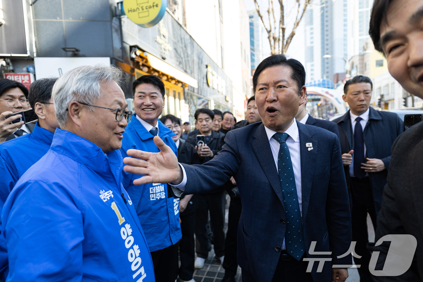 (속초=뉴스1) 이승배 기자 = 정청래 더불어민주당 대표가 12일 강원 속초관광수산시장을 찾아 강원지역 후보들과 대화하고 있다. 2026.4.12/뉴스1