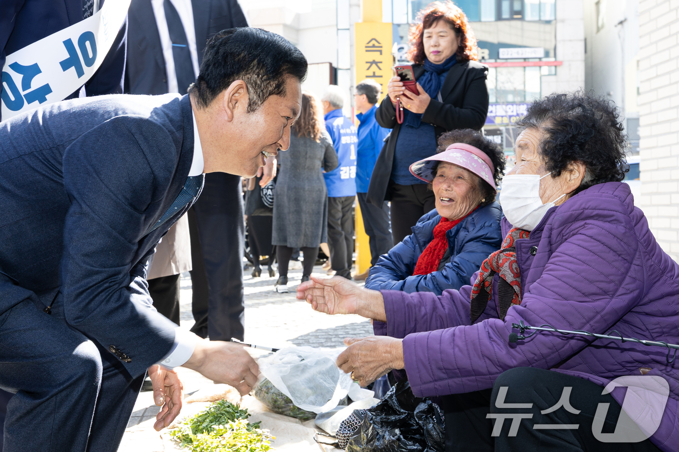 (속초=뉴스1) 이승배 기자 = 정청래 더불어민주당 대표가 12일 강원 속초관광수산시장을 찾아 노점 상인과 대화하고 있다. 2026.4.12/뉴스1