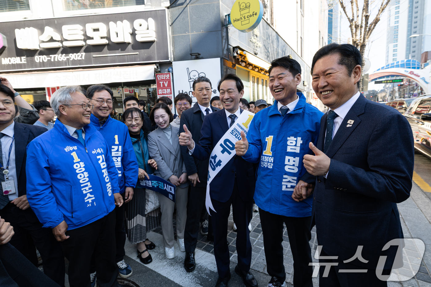 (속초=뉴스1) 이승배 기자 = 정청래 더불어민주당 대표가 12일 강원 속초관광수산시장을 찾아 우상호 강원도지사 후보를 비롯한 강원 지역 후보들과 기념촬영하고 있다. 2026.4. …