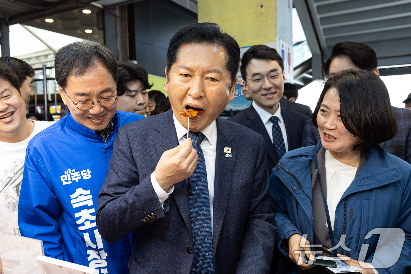 (속초=뉴스1) 이승배 기자 = 정청래 더불어민주당 대표가 12일 강원 속초관광수산시장을 찾아 닭강정을 맛보고 있다. 2026.4.12/뉴스1