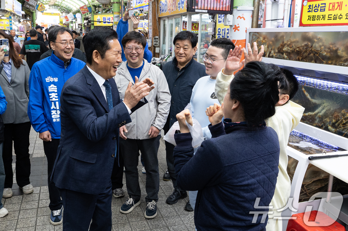(속초=뉴스1) 이승배 기자 = 정청래 더불어민주당 대표가 12일 강원 속초관광수산시장을 찾아 시민들과 대화하고 있다. 2026.4.12/뉴스1