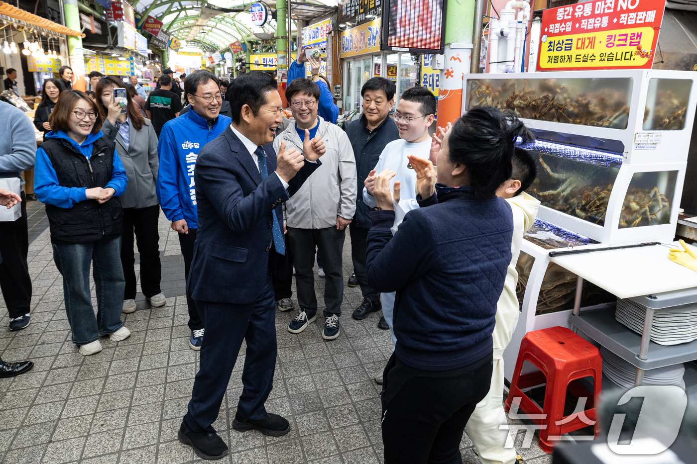 (속초=뉴스1) 이승배 기자 = 정청래 더불어민주당 대표가 12일 강원 속초관광수산시장을 찾아 시민들과 대화하고 있다. 2026.4.12/뉴스1