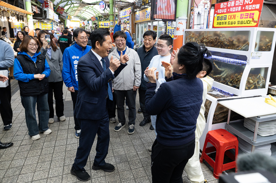 속초에서 시민들 만난 정청래 대표 '덩실덩실'