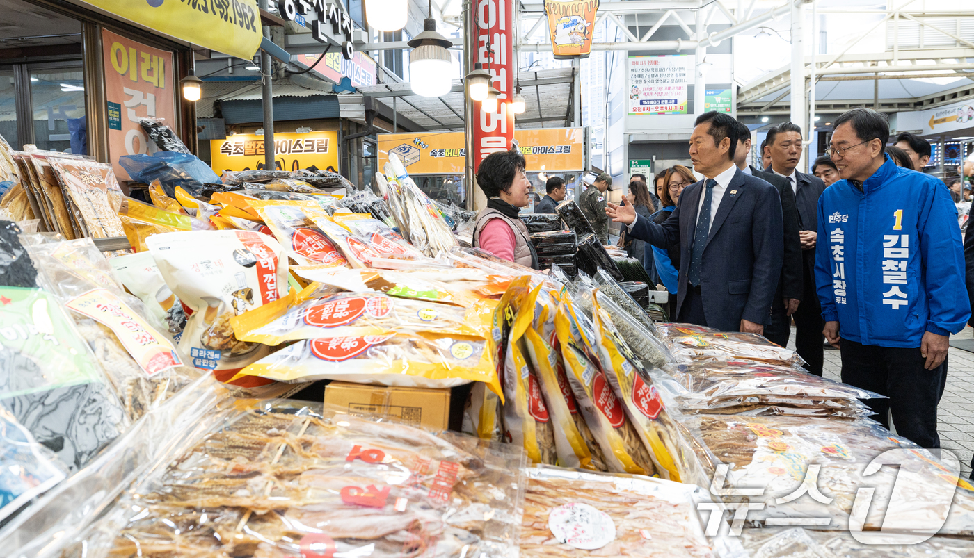 (속초=뉴스1) 이승배 기자 = 정청래 더불어민주당 대표가 12일 강원 속초관광수산시장을 찾아 상인과 대화하고 있다. 2026.4.12/뉴스1