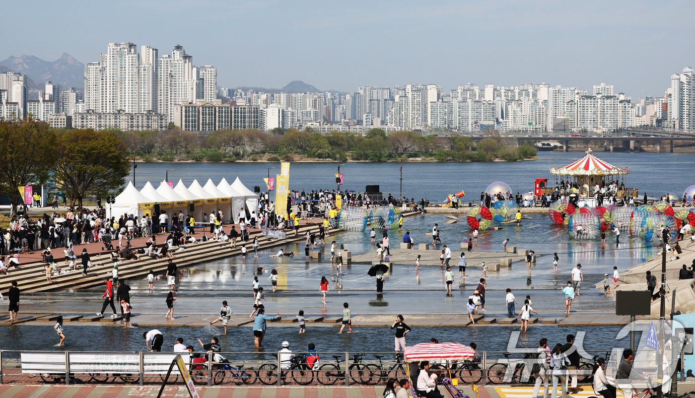 (서울=뉴스1) 임지훈 인턴기자 = 12일 오후 서울 여의도 한강공원 물빛광장에서 열린 '서울스프링페스티벌'을 찾은 시민들이 다양한 체험하고 있다.‘2026 서울스프링페스티벌’은 …