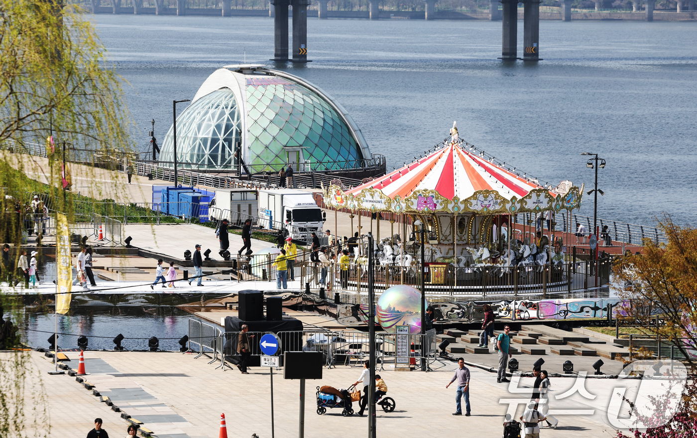 (서울=뉴스1) 임지훈 인턴기자 = 12일 오후 서울 여의도 한강공원 물빛광장에서 열린 '서울스프링페스티벌'을 찾은 시민들이 회전목마를 체험하고 있다.‘2026 서울스프링페스티벌’ …