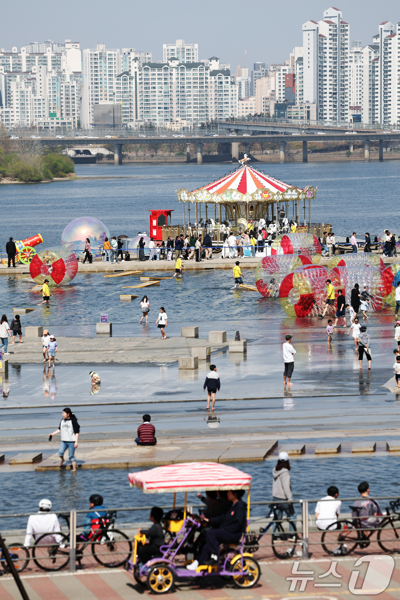 (서울=뉴스1) 임지훈 인턴기자 = 12일 오후 서울 여의도 한강공원 물빛광장에서 열린 '서울스프링페스티벌'을 찾은 시민들이 다양한 체험하고 있다.‘2026 서울스프링페스티벌’은 …
