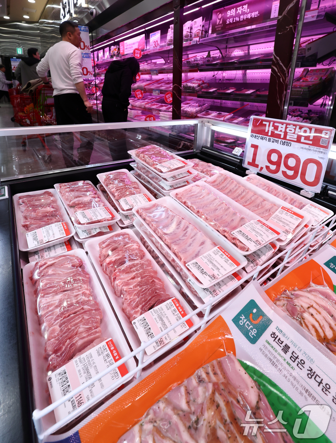 (서울=뉴스1) 최지환 기자 = 소고기와 닭고기까지 축산물 가격이 일제히 오르면서 식탁 물가 부담이 커지고 있는 12일 서울 시내 한 대형마트 축산물 코너에서 고객이 장을 보고 있 …