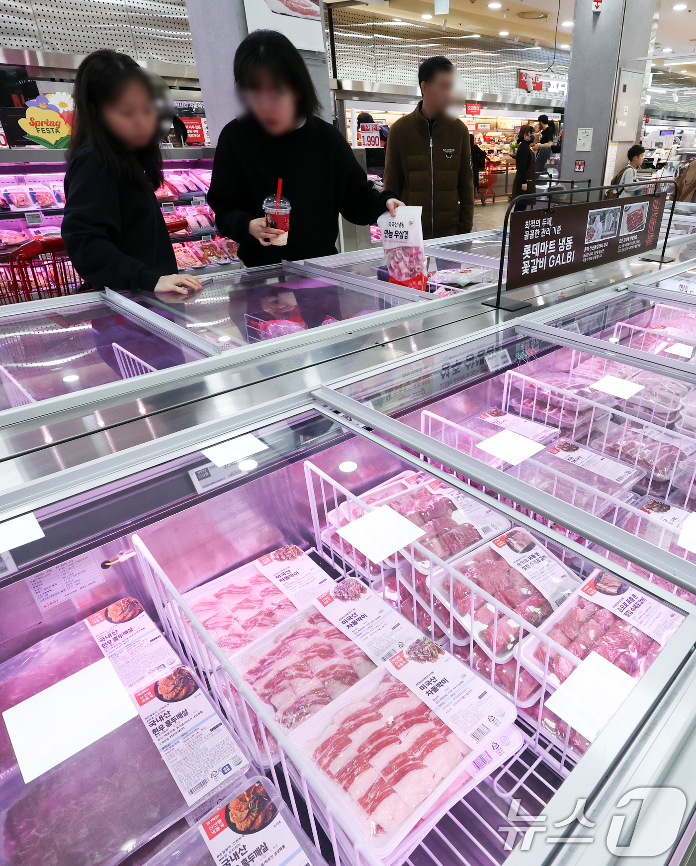 (서울=뉴스1) 최지환 기자 = 소고기와 닭고기까지 축산물 가격이 일제히 오르면서 식탁 물가 부담이 커지고 있는 12일 서울 시내 한 대형마트 축산물 코너에서 고객이 장을 보고 있 …