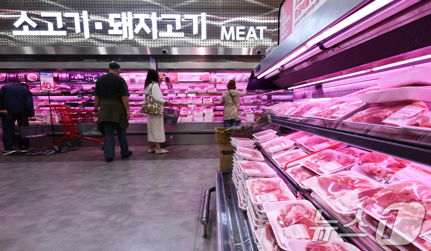 (서울=뉴스1) 최지환 기자 = 소고기와 닭고기까지 축산물 가격이 일제히 오르면서 식탁 물가 부담이 커지고 있는 12일 서울 시내 한 대형마트에 돼지고기가 진열되어 있다.축산물품질 …