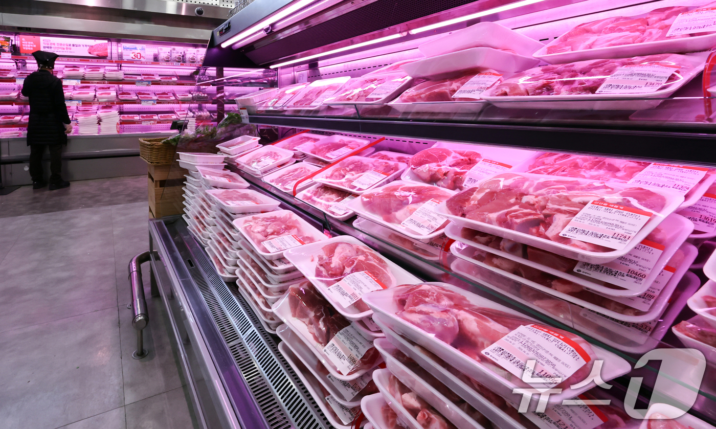 (서울=뉴스1) 최지환 기자 = 소고기와 닭고기까지 축산물 가격이 일제히 오르면서 식탁 물가 부담이 커지고 있는 12일 서울 시내 한 대형마트에 돼지고기가 진열되어 있다.축산물품질 …