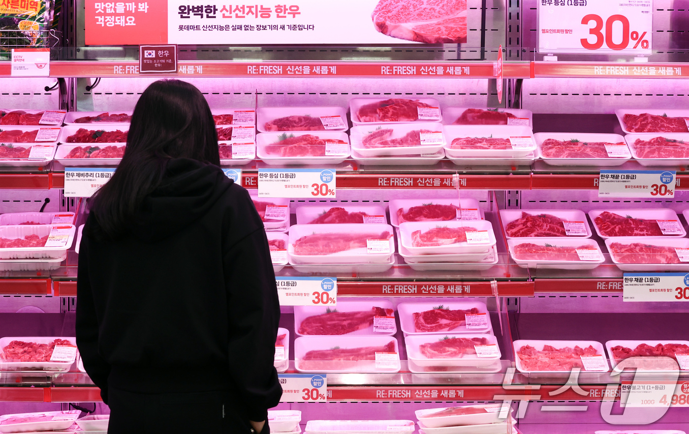 (서울=뉴스1) 최지환 기자 = 소고기와 닭고기까지 축산물 가격이 일제히 오르면서 식탁 물가 부담이 커지고 있는 12일 서울 시내 한 대형마트에 소고기가 진열되어 있다.축산물품질평 …