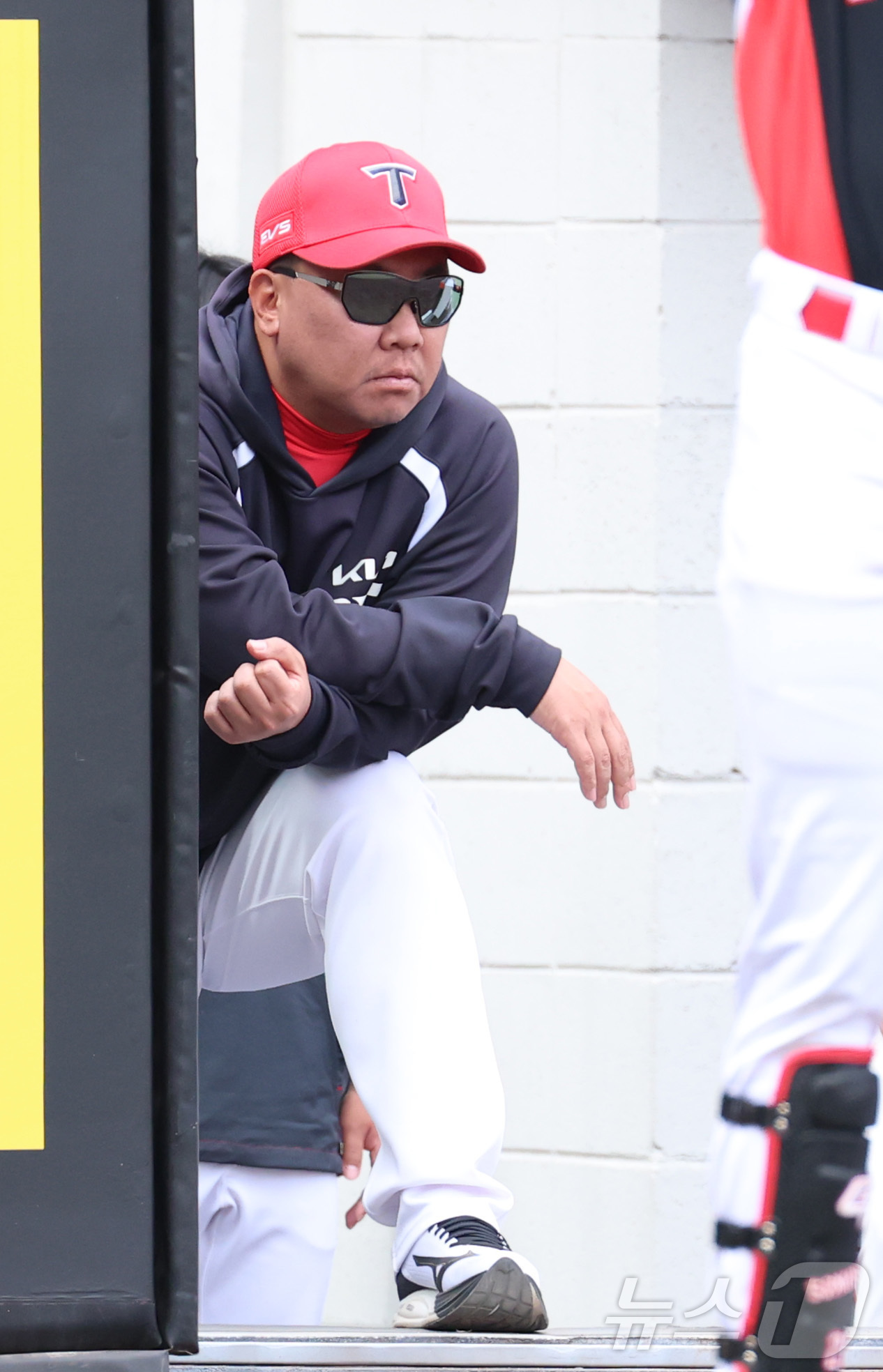 (대전=뉴스1) 김기남 기자 = 12일 대전 한화생명볼파크에서 열린 2026 신한 SOL KBO리그 기아 타이거즈와 한화 이글스의 경기에서 기아 이범호 감독이 경기를 보고 있다. …