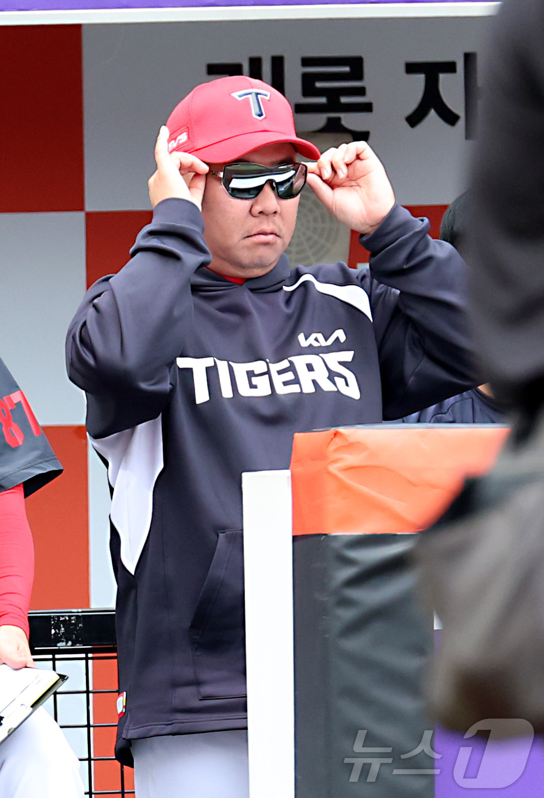 (대전=뉴스1) 김기남 기자 = 12일 대전 한화생명볼파크에서 열린 2026 신한 SOL KBO리그 기아 타이거즈와 한화 이글스의 경기에서 기아 이범호 감독이 경기를 보고 있다. …
