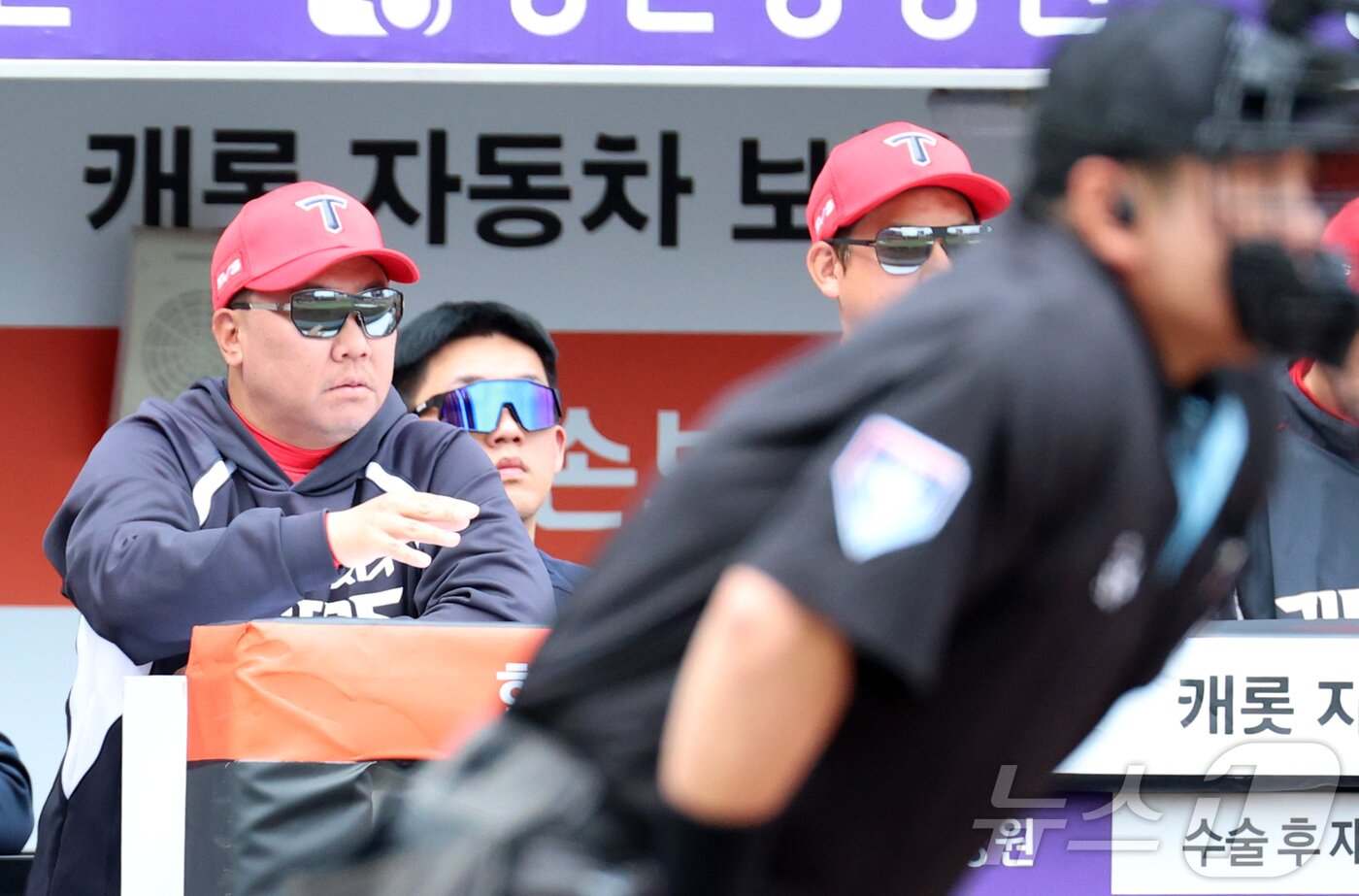 본문 이미지 - 12일 대전 한화생명볼파크에서 열린 2026 신한 SOL KBO리그 기아 타이거즈와 한화 이글스의 경기에서 기아 이범호 감독이 경기를 보고 있다. 2026.4.12 ⓒ 뉴스1 김기남 기자