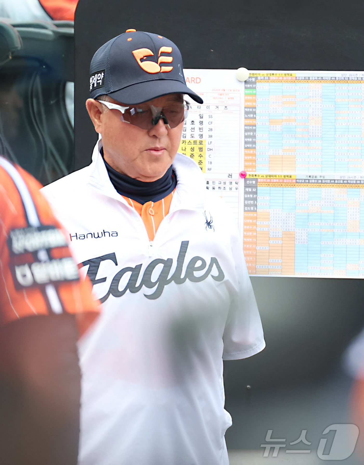 (대전=뉴스1) 김기남 기자 = 12일 대전 한화생명볼파크에서 열린 2026 신한 SOL KBO리그 기아 타이거즈와 한화 이글스의 경기에서 한화 김경문 감독이 경기를 보고 있다. …