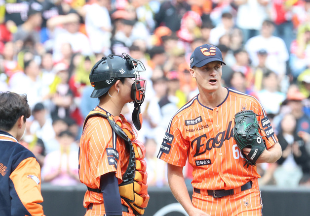 실점하며 교체되는 한화 쿠싱