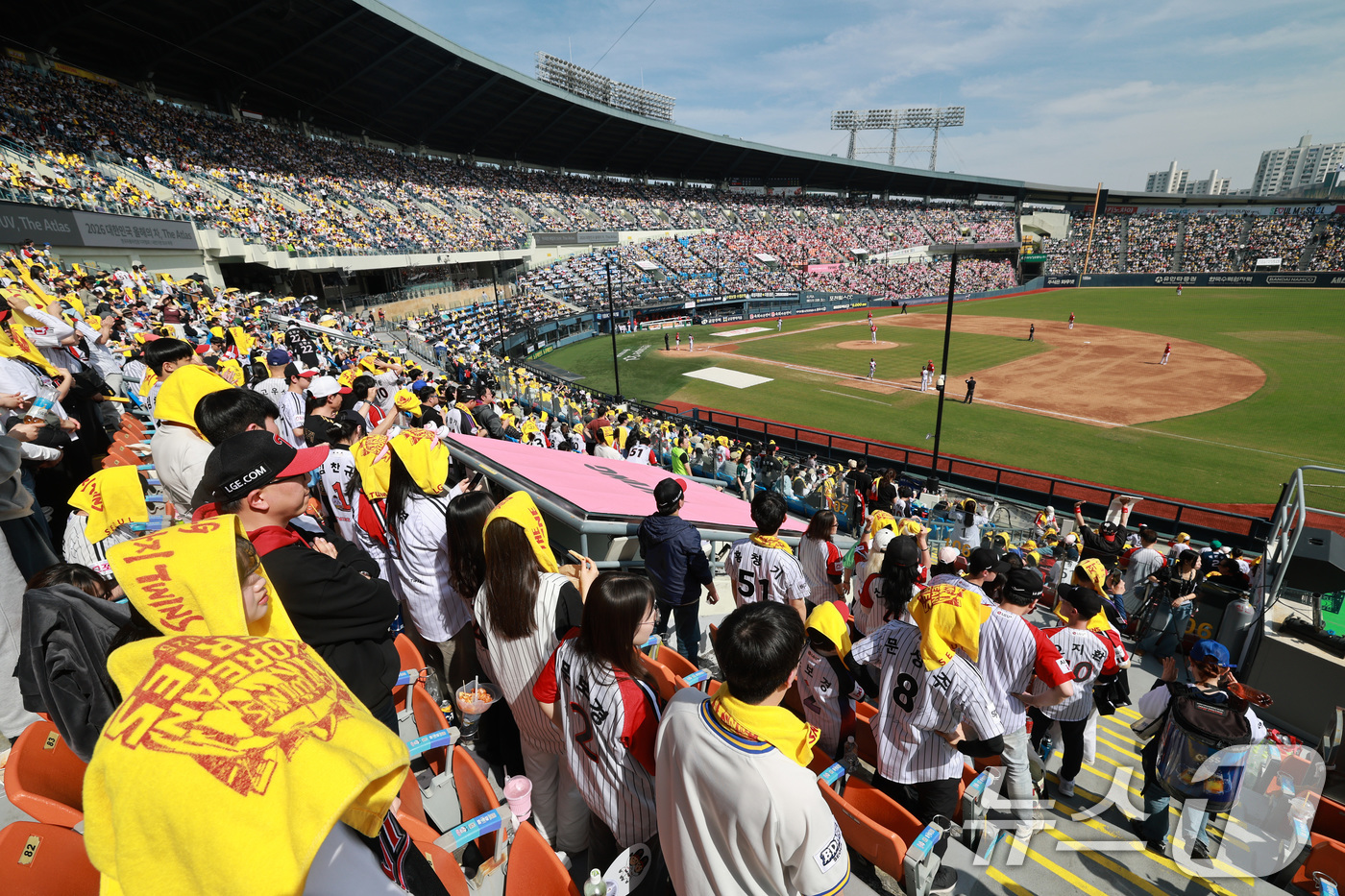 (서울=뉴스1) 임세영 기자 = 12일 서울 송파구 잠실야구장에서 열린 '2026 신한 SOL KBO리그' 열린 SSG 랜더스와 LG트윈스의 경기, 휴일을 맞아 야구장을 가득 메운 …