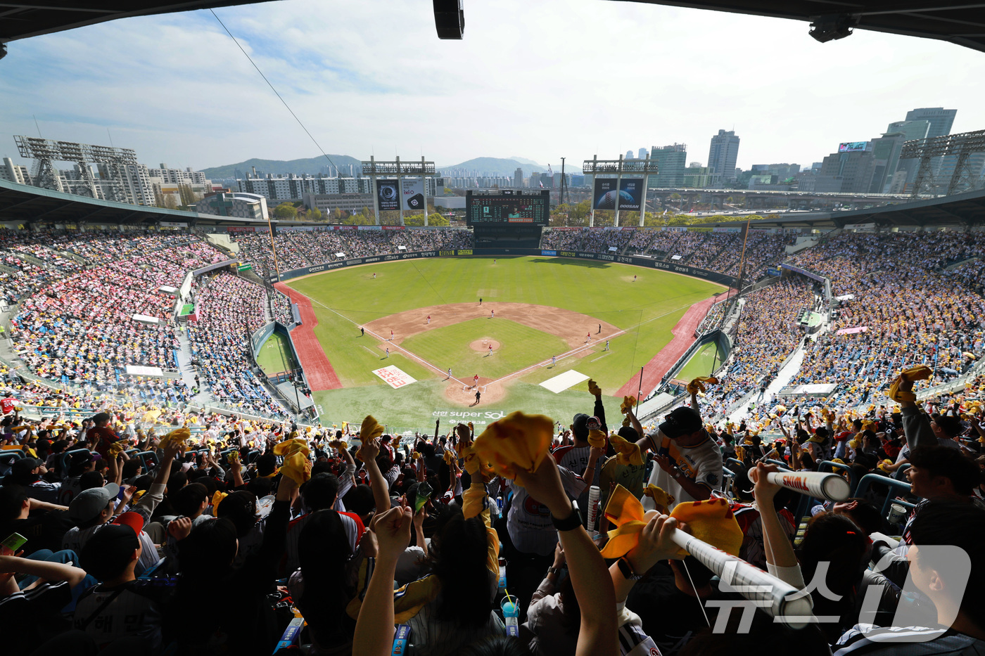 (서울=뉴스1) 임세영 기자 = 12일 서울 송파구 잠실야구장에서 열린 '2026 신한 SOL KBO리그' 열린 SSG 랜더스와 LG트윈스의 경기, 휴일을 맞아 야구장을 가득 메운 …