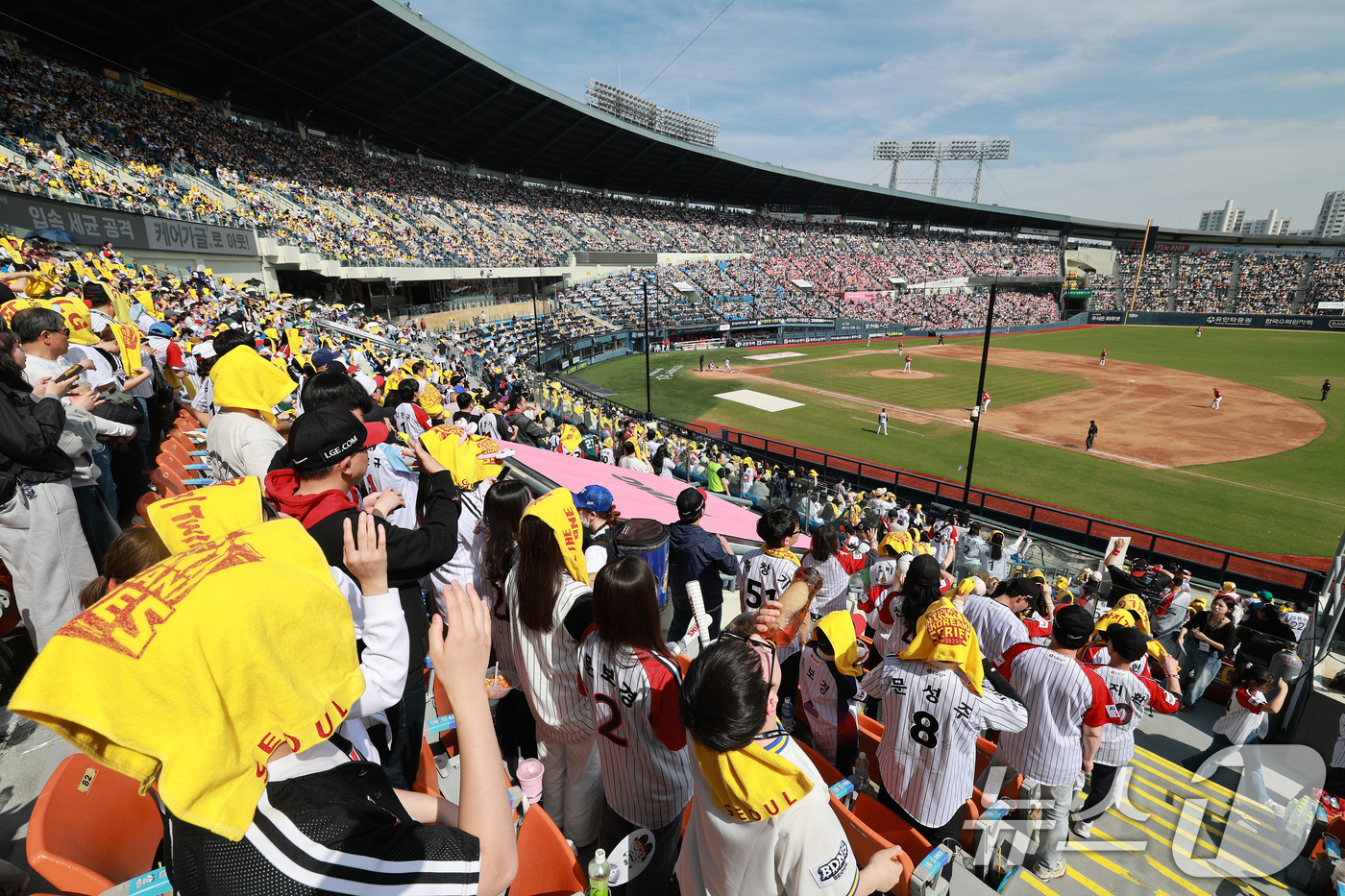 (서울=뉴스1) 임세영 기자 = 12일 서울 송파구 잠실야구장에서 열린 '2026 신한 SOL KBO리그' 열린 SSG 랜더스와 LG트윈스의 경기, 휴일을 맞아 야구장을 가득 메운 …