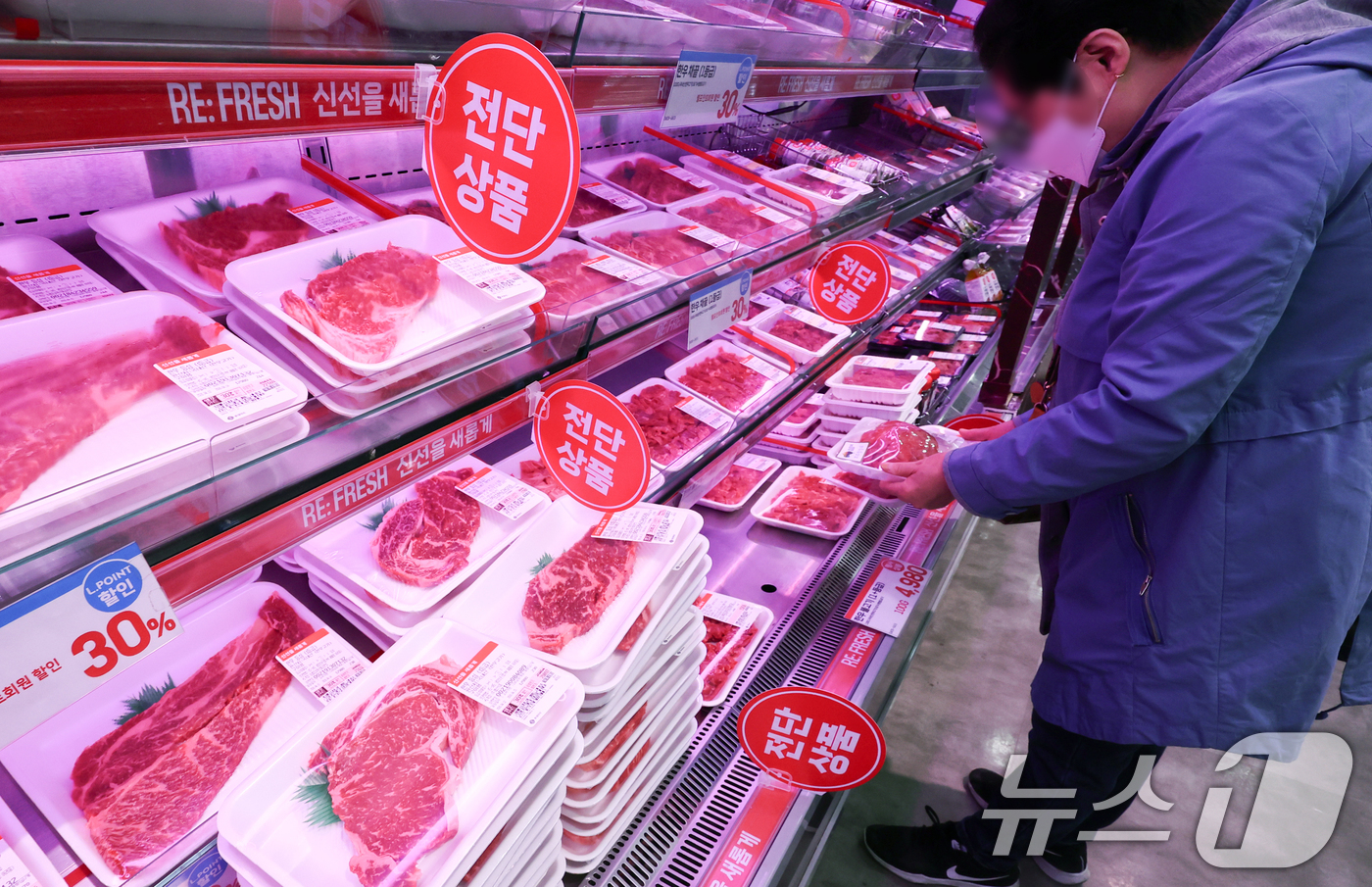 (서울=뉴스1) 최지환 기자 = 소고기와 닭고기까지 축산물 가격이 일제히 오르면서 식탁 물가 부담이 커지고 있는 12일 서울 시내 한 대형마트 축산물 코너에서 고객이 장을 보고 있 …