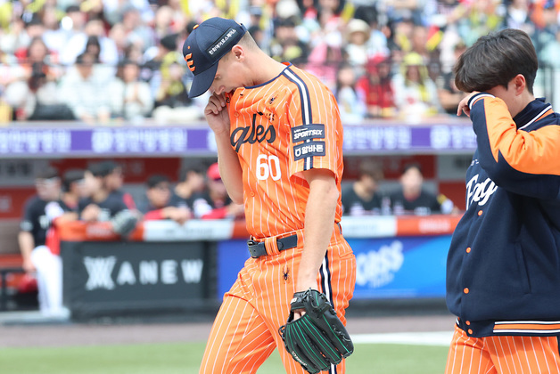 실점하며 교체되는 한화 쿠싱