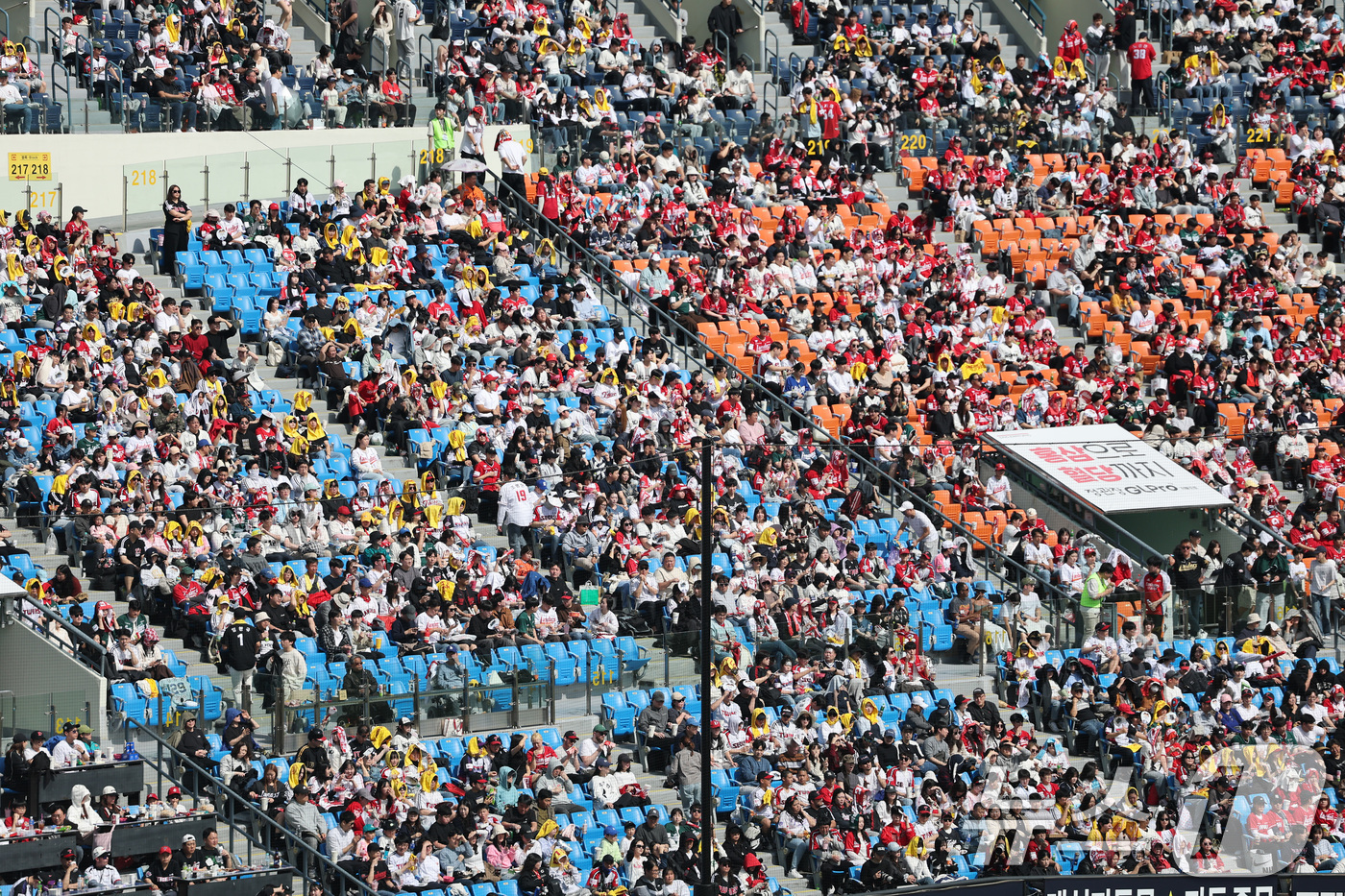 (서울=뉴스1) 임세영 기자 = 12일 서울 송파구 잠실야구장에서 열린 '2026 신한 SOL KBO리그' 열린 SSG 랜더스와 LG트윈스의 경기, 휴일을 맞아 야구장을 가득 메운 …