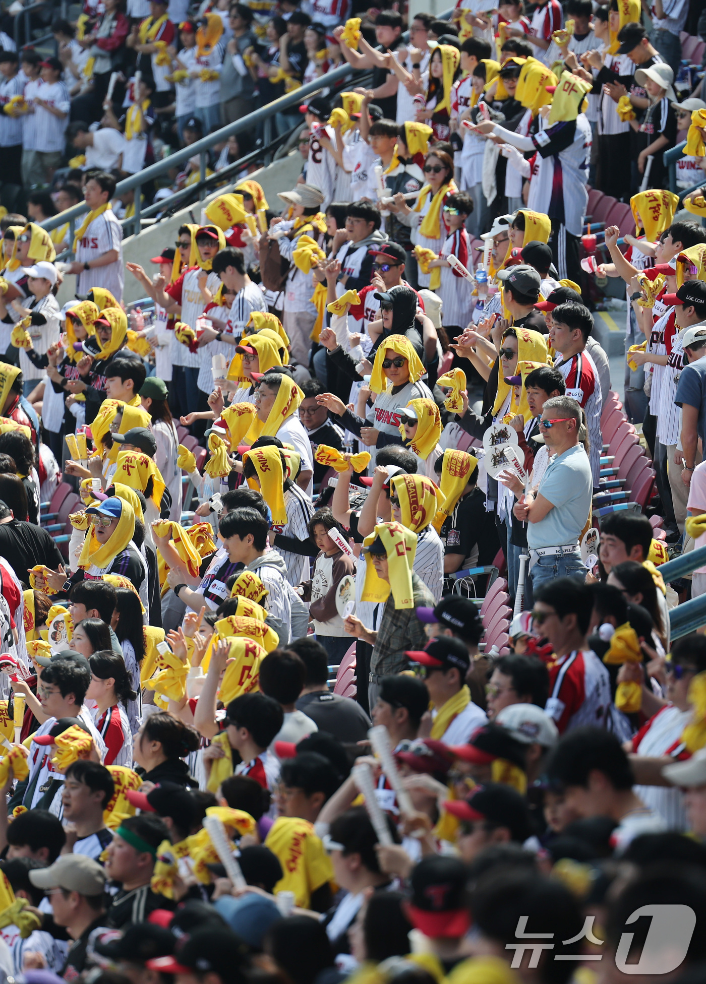 (서울=뉴스1) 임세영 기자 = 12일 서울 송파구 잠실야구장에서 열린 '2026 신한 SOL KBO리그' 열린 SSG 랜더스와 LG트윈스의 경기, 휴일을 맞아 야구장을 가득 메운 …