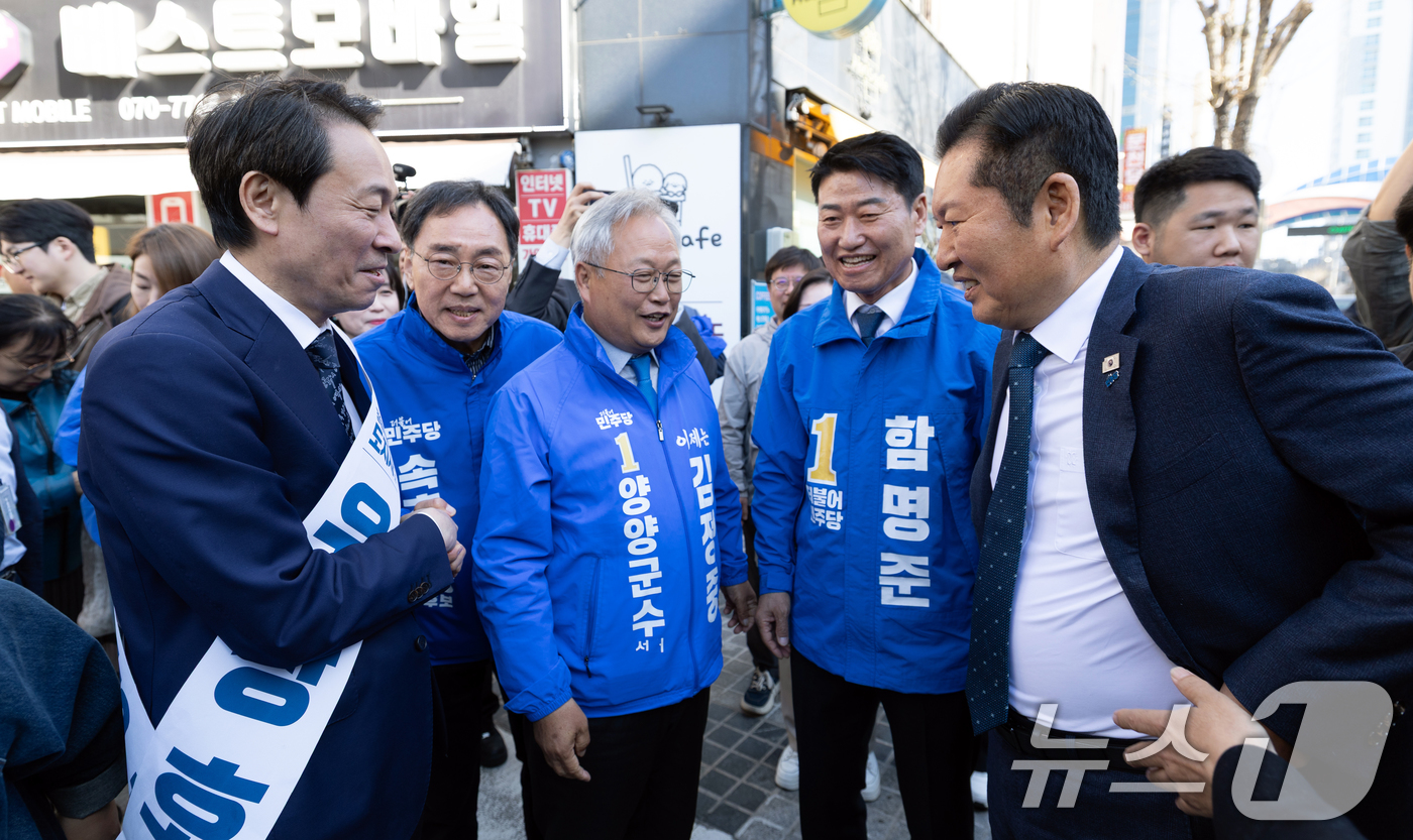 (속초=뉴스1) 이승배 기자 = 정청래 더불어민주당 대표가 12일 강원 속초관광수산시장을 찾아 우상호 강원도지사 후보를 비롯한 강원 지역 후보들과 대화하고 있다. 2026.4.12 …