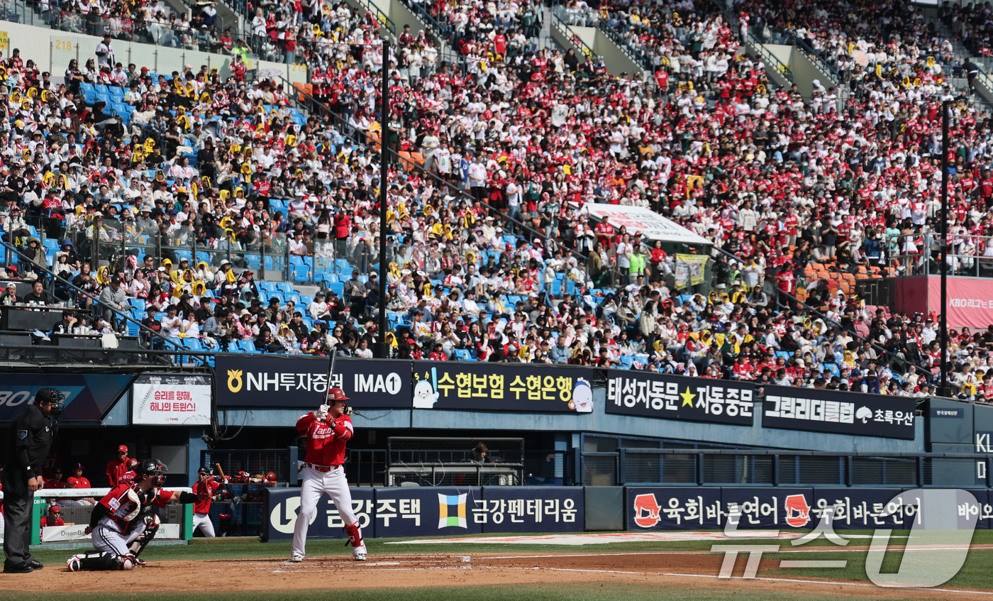 (서울=뉴스1) 임세영 기자 = 12일 서울 송파구 잠실야구장에서 열린 '2026 신한 SOL KBO리그' 열린 SSG 랜더스와 LG트윈스의 경기, 휴일을 맞아 야구장을 가득 메운 …