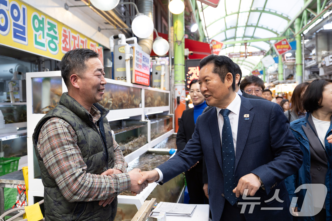 (속초=뉴스1) 이승배 기자 = 정청래 더불어민주당 대표가 12일 강원 속초관광수산시장을 찾아 상인과 대화하고 있다. 2026.4.12/뉴스1