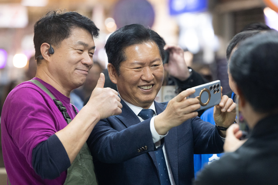 상인과 셀카 찍는 정청래 대표