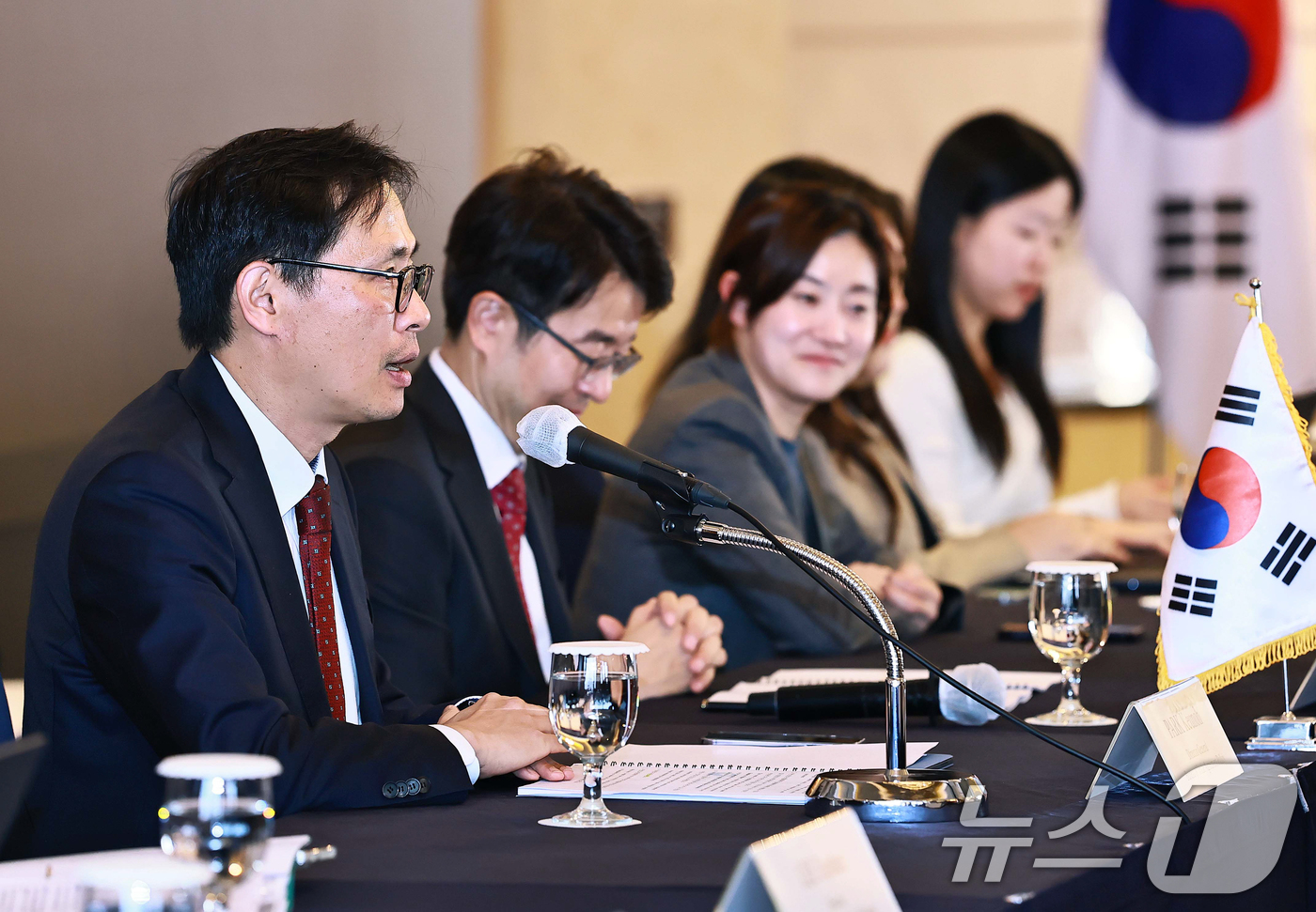 (서울=뉴스1) = 박근오 산업통상부 통상협정정책관(수석대표)은 12일 서울 소공동 롯데호텔에서 아예샤 아크터(Ayesha Akther) 방글라데시 상공부 대외무역협정실장(수석대표 …