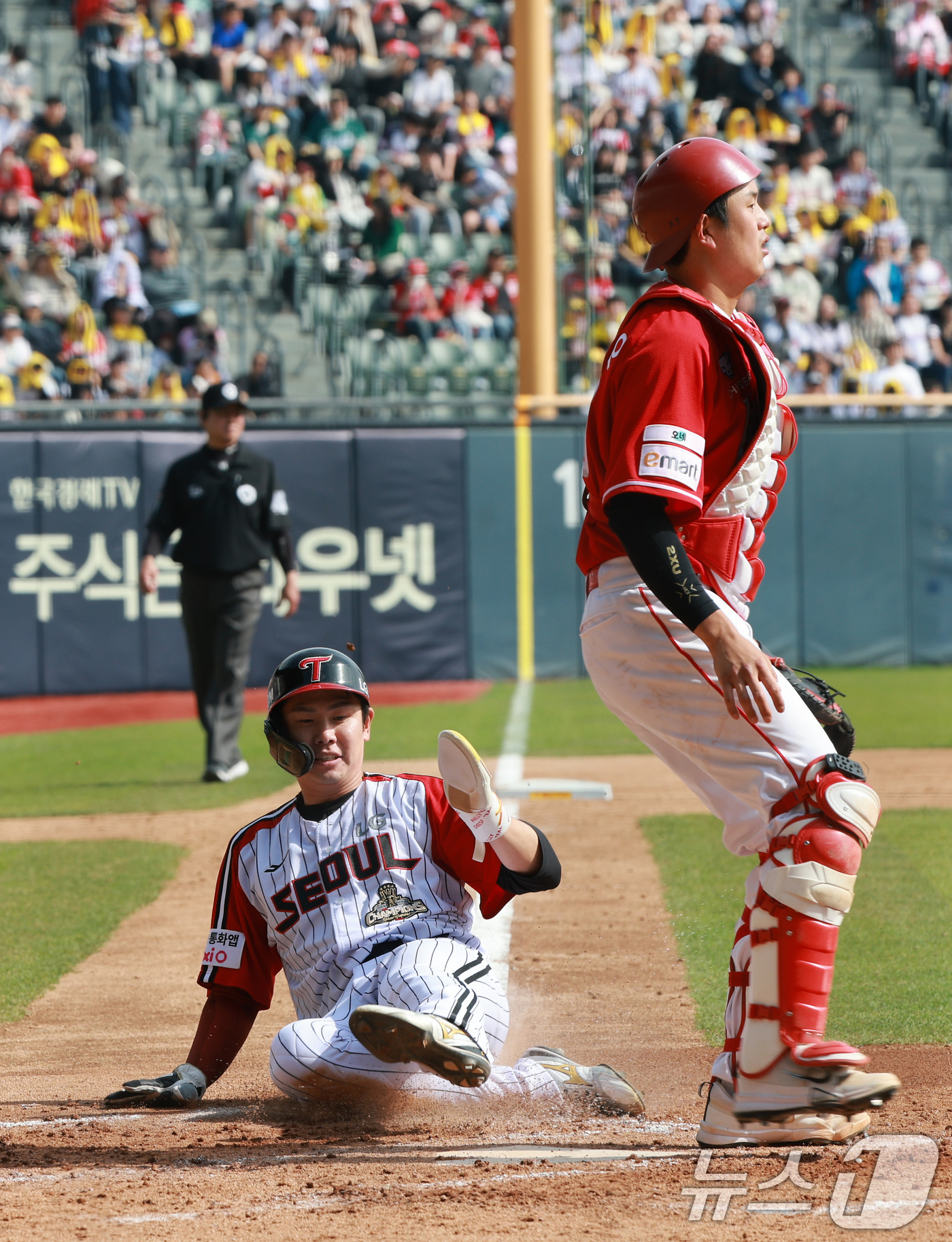 (서울=뉴스1) 임세영 기자 = 12일 서울 송파구 잠실야구장에서 열린 '2026 신한 SOL KBO리그' 열린 SSG 랜더스와 LG트윈스의 경기 4회말 1사 만루 상황 LG 천성 …