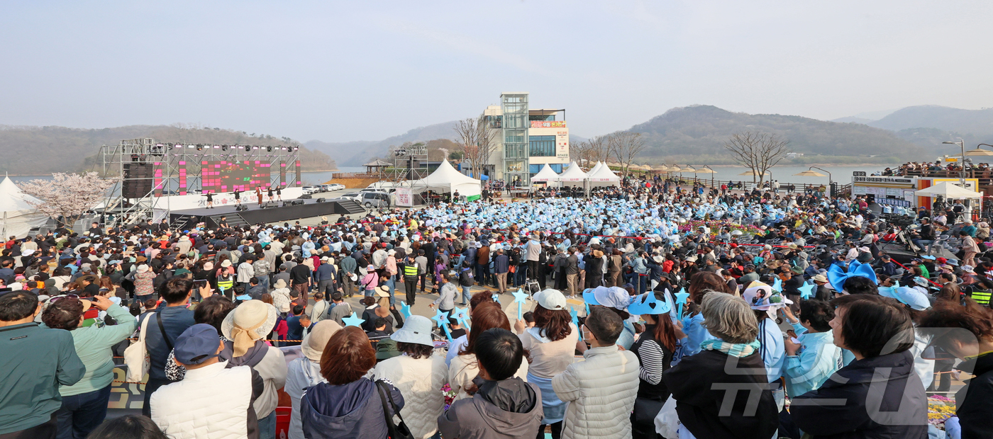 (임실=뉴스1) 김동규 기자 = 12일 전북 임실군 운암면 옥정호에서 열린 \'2026옥정호 벚꽃축제\'가 열리고 있는 가운데 관광객들이 메인무대에서 공연을 즐기고 있다.(임실군제 …