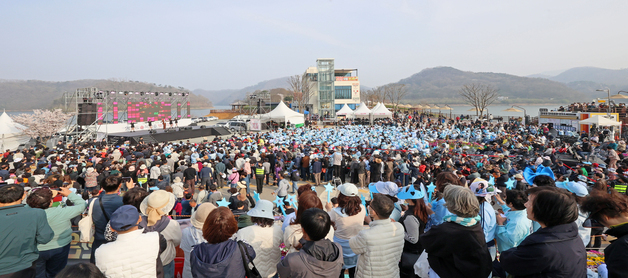 벚꽃축제 즐기는 관광객들