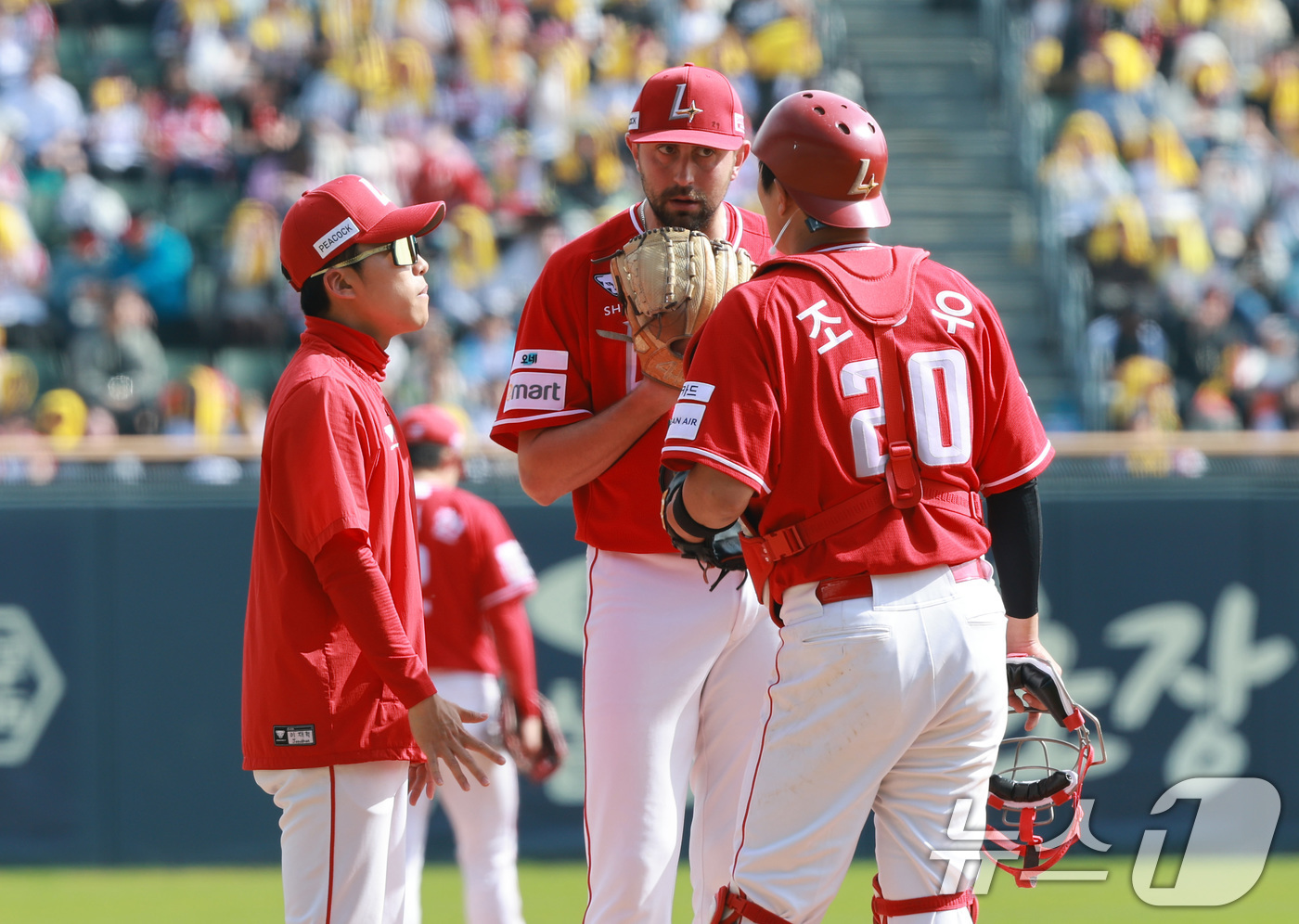(서울=뉴스1) 임세영 기자 = 12일 서울 송파구 잠실야구장에서 열린 '2026 신한 SOL KBO리그' 열린 SSG 랜더스와 LG트윈스의 경기 4회말 2사 2,3루 상황 SSG …