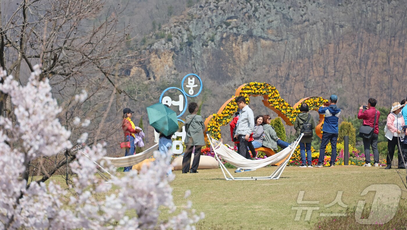 본문 이미지 - 12일 전북 임실군 운암면 옥정호에서 열린 '2026옥정호 벚꽃축제'가 열리고 있는 가운데 관광객들이 기념촬영을 하고 있다.(임실군제공, 재판매 및 DB금지)2026.4.12 ⓒ 뉴스1 김동규 기자
