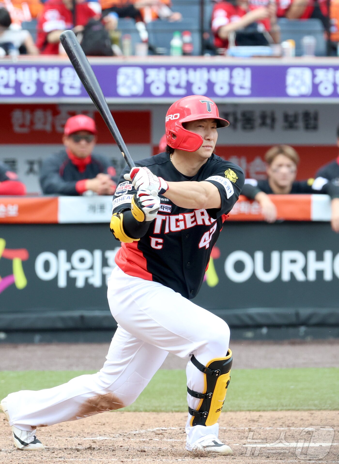 본문 이미지 - 12일 대전 한화생명볼파크에서 열린 2026 신한 SOL KBO리그 기아 타이거즈와 한화 이글스의 경기에서 기아 나성범이 타격하고 있다. 2026.4.12 ⓒ 뉴스1 김기남 기자